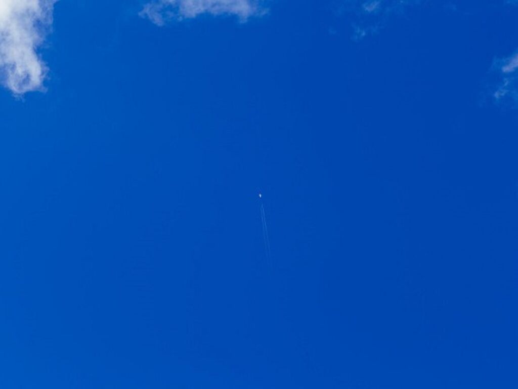 Airplane blue flying 1813 825x550